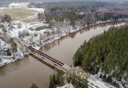 Tiltam pār Gauju pie Rāmniekiem uzbīdītas jaunas laiduma sijas