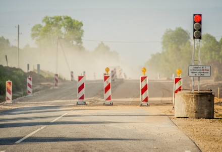 Autovadītāju ievērībai: uz valsts ceļiem pieaug būvdarbu apjoms un satiksmes ierobežojumi